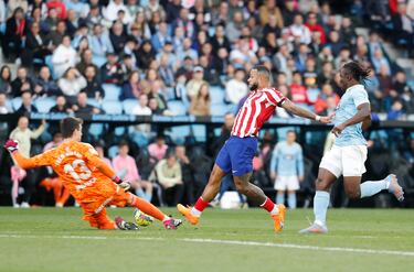 Estreno goleador del delantero neerlandés con el Atlético de Madrid. Su primer gol le dio el triunfo al conjunto rojiblanco. En la imagen golpea el esférico antes de la llegada de Ivan Villar.