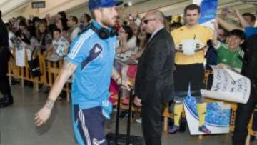 Los hinchas blancos recibieron al Madrid con una imagen de Casillas a tamaño real.