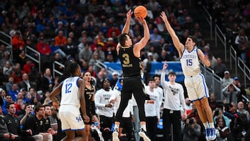 PITTSBURGH, PENNSYLVANIA - MARCH 21: Jack Gohlke #3 of the Oakland Golden Grizzlies shoots a three pointer against Reed Sheppard #15 of the Kentucky Wildcats during the second half in the first round of the NCAA Men's Basketball Tournament at PPG PAINTS Arena on March 21, 2024 in Pittsburgh, Pennsylvania.   Joe Sargent/Getty Images/AFP (Photo by Joe Sargent / GETTY IMAGES NORTH AMERICA / Getty Images via AFP)