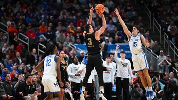 PITTSBURGH, PENNSYLVANIA - MARCH 21: Jack Gohlke #3 of the Oakland Golden Grizzlies shoots a three pointer against Reed Sheppard #15 of the Kentucky Wildcats during the second half in the first round of the NCAA Men's Basketball Tournament at PPG PAINTS Arena on March 21, 2024 in Pittsburgh, Pennsylvania.   Joe Sargent/Getty Images/AFP (Photo by Joe Sargent / GETTY IMAGES NORTH AMERICA / Getty Images via AFP)