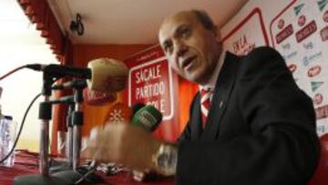 “SE ESTÁN CARGANDO A LA AFICIÓN”. Del Nido, en su visita al CEIP Juan de la Cueva, volvió a quejarse por los horarios de los partidos: “Se están cargando a la afición del Sevilla. Ante al Rayo, a las cinco, vinieron el 90% de los socios menores de 14 años. Los demás días no llega al 30%”.