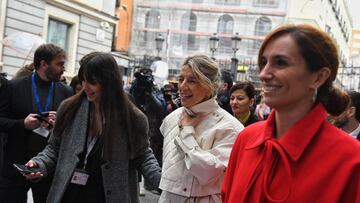 La vicepresidenta segunda y ministra de Trabajo y Economía Social, Yolanda Díaz (2d), y la ministra de Sanidad, Mónica García (1d), a su llegada a la Solemne Sesión de Apertura de las Cortes Generales de la XV Legislatura, en el Congreso de los Diputados, a 29 de noviembre de 2023, en Madrid (España). El Rey abre hoy la decimoquinta legislatura en una sesión plenaria solemne que reúne en el Congreso a diputados y senadores con la ausencia anunciada de Esquerra Republicana (ERC), Bildu y el Bloque Nacionalista Gallego. Felipe VI pronuncia en esta sesión el primer discurso político tras la presentación de la ley de amnistía rechazada por PP y Vox y tras los pactos que el PSOE firmó con ERC y Junts. La Apertura Solemne de la legislatura se celebra cuatro meses después de las elecciones generales del 23 de julio, en las que salieron elegidos los actuales diputados y senadores.
29 NOVIEMBRE 2023;MADRID;SOLEMNE;SESIÓN DE APERTURA;CORTES GENERALES;XV LEGISLATURA;CONGRESO DE LOS DIPUTADOS
Fernando Sánchez / Europa Press
29/11/2023