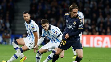 SAN SEBASTIÁIN, 26/04/2024.- El centrocampista croata del Real Madrid Luka Modric (d) se lleva un balón durante el partido de Liga en Primera División que Real Sociedad y Real Madrid disputan este viernes en el Reale Arena, en San Sebastián. EFE/ Javier Etxezarreta
