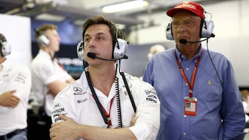 Toto Wolff y Niki Lauda en el box de Mercedes durante el GP de Hungr&iacute;a.