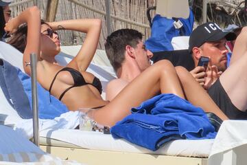 El portero del Real Madrid se relaja en sus días de vacaciones en las bellas playas de la isla balear.