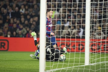 Típico gol de Leo Messi, que está mostrando esta noche todo su repertorio para celebrar su sexto Balón de Oro. Tremendo.
