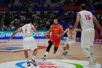 El español Sergio Llull avanza con el balón delante de defensores iranís.