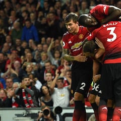 El United gana, pero no convence, en su debut