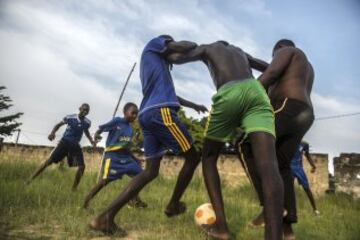 F¨²tbol en Franceville una de las ciudades m¨¢s grandes de Gab¨®n