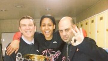 César Ruperez (ayudante), Maya Moore y Lucas Mondelo, con la Copa de campeones.