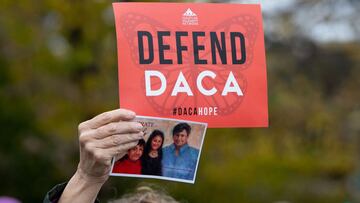 Activistas de derechos de inmigraci&oacute;n realizan una manifestaci&oacute;n frente a la Corte Suprema de los Estados Unidos en Washington, DC, mientras la Corte escucha argumentos sobre el fin del programa Acci&oacute;n Diferida para los Llegados en la Infancia (DACA). 