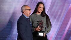 Alba V&aacute;zquez recoge su premio AS Promesa.
 
 
 
 