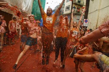 BUNOL, SPAIN - AUGUST 30: Revellers enjoy the atmosphere in tomato pulp while participating the annual Tomatina festival on August 30, 2017 in Bunol, Spain. An estimated 22,000 people threw 150 tons of ripe tomatoes in the world's biggest tomato fight held annually in this Spanish Mediterranean town. (Photo by Pablo Blazquez Dominguez/Getty Images)