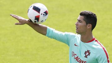 Cristiano: "El domingo, Portugal ganará un trofeo importante"