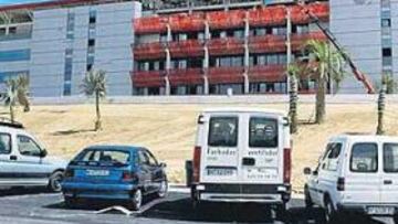 <b>A PUNTO, PERO CON LOS ÚLTIMOS RETOQUES. </b>El nuevo coliseo murcianista vive sus últimas horas antes del acto inaugural (se colocará una simbólica última piedra el próximo lunes). Desde hace medio año turnos de trabajadores trabajan 24 horas para llegar a tiempo.