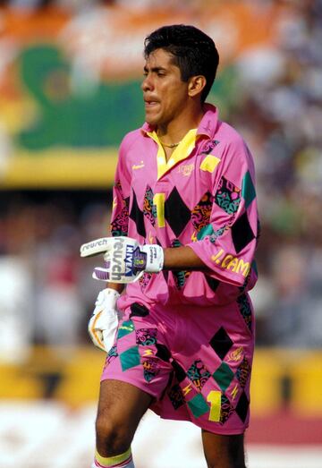 Es uno de los porteros históricos de la Selección Mexicana con tres mundiales disputados y al haber ganado la Copa Confederaciones del 1999. Con sus peculiares uniformes y sus grandes actuaciones bajo los tres postes se convirtió en uno de los referentes del fútbol mexicano. Oswaldo Sánchez fue otro de los arqueros que también utilizaron el número uno en su trayectoria con el tricolor.