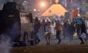 Las protestas continúan en el país suramericano dejando decenas de heridos y una multitud que grita contra las políticas actuales.