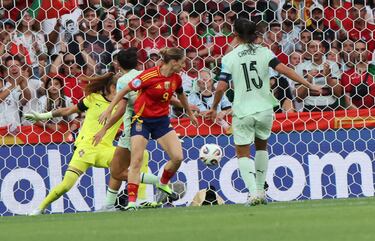 Esther González remata con la derecha desde el centro del área y envía el balón al centro de la portería. La asistencia fue de Olga Carmona.