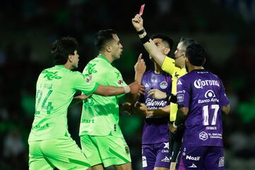    Referee Jose Garcia shows red card to Jose Garcia (R) of Juarez during the 7th round match between  FC Juarez and Mazatlan FC as part of the Liga BBVA MX, Torneo Apertura 2024 at Olimpico Benito Juarez Stadium on September 13, 2024 in Ciudad Juarez, Chihuahua, Mexico.