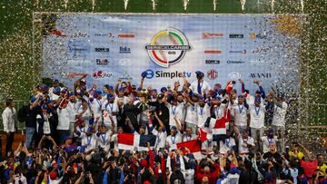 AME3572. CARACAS (VENEZUELA), 10/02/2023.- Jugadores de Tigres de Licey celebran con el trofeo al ganar la Serie del Caribe Gran Caracas 2023 tras vencer a Leones del Caracas hoy, en el estadio Monumental de Caracas "Simón Bolívar" en Caracas (Venezuela). EFE/ Miguel Gutiérrez
