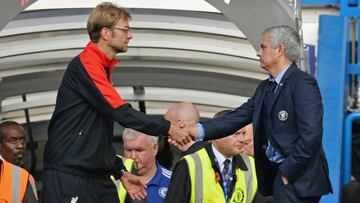 Jose Mourinho y Jurgen Klopp se saludan en su último enfrentamiento.