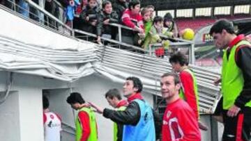 <b>ALEGRÍA.</b> Los leones, encabezados por Koikili y Ustaritz, saludan a los afi cionados rojiblancos.