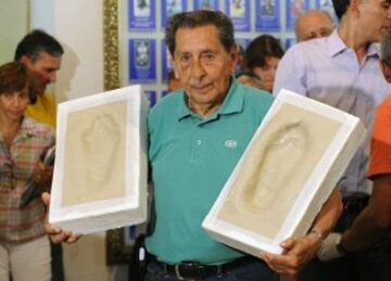Alcides Ghiggia con los moldes de sus pies para el museo del fútbol de Montevideo.