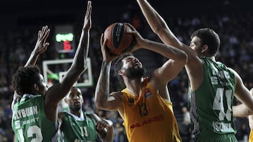 Vitor Faverani, durante el partido ante el Darussafaka en Estambul. último que ha disputado con el Barcelona hasta la fecha.