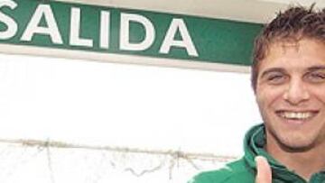 <b>¿A LONDRES? </b>Joaquín hizo toda una declaración de intenciones anteayer besando el escudo de su equipo en el Pizjuán. Pero la vida da muchas vueltas...