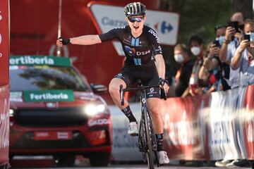 Michael Storer celebra haber ganado la etapa.
