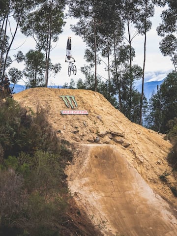 A 'Bienve' le gustan los Front Flips y le gustan los Tsunamis, así que un día decidió combinarlo. Medio año atrás, Bienvenido Aguado planchaba por primera vez este truco en el Audi Nines. En su debut en el Darkfest lo ha vuelto a clavar en el salto grande. "Inhumano", sin duda. Le valió el Best Trick y la justificación a la primera invitación que recibe para este evento. 