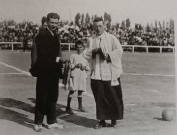 El padre Anguix bendice el nuevo campo de Mestalla.