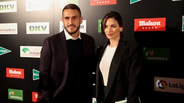 El futbolista del Atlético de Madrid, Koke Resurrección, y su esposa Beatriz Espejel posan para los medios gráficos a su llegada a la gala de entrega de los Premios de la Asociación de la Prensa Deportiva de Madrid.