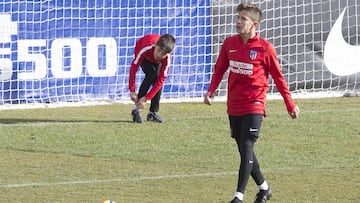 Giuliano Simeone, que acaba de entrar a la cantera del Atlético, en un entrenamiento del primer equipo la temporada pasada, cuando estuvo en Madrid de visita a su padre, el Cholo.