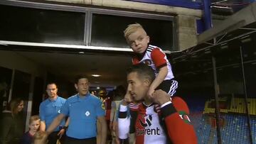 El detalle de Van Persie con este niño alegra al fútbol