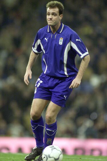 El lateral izquierdo barcelonés alternó entre el filial y el primer equipo del Atlético de Madrid entre 1996 y el 2000, con una cesión al Mallorca la temporada 1998-99. Tan solo jugó 3 partidos de rojiblanco (7 con el filial). Vistió la camiseta del Real Oviedo en 17 encuentros la temporada 2000-01. 