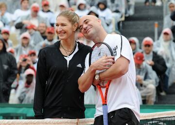 Sin duda no puede haber una pareja que represente mejor el tenis. Son dos de los mejores de la historia y tienen una relaci車n s車lida y muy larga. Deportivamente tienen uno de los mejores curr赤culums de siempre. Steffi gan車 22 Grand Slams y Andre ocho. Se casaron en octubre de 2001 en su casa de Las Vegas y solo las madres de ambos estuvieron presentes. Llevan su matrimonio con discreci車n. Tienen dos hijos: Jaden Gil y Haz Elle.
