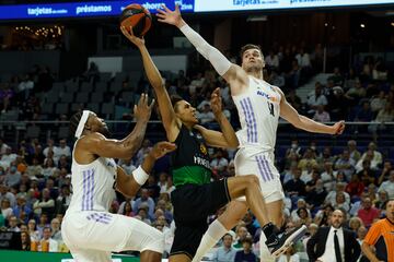 Entre Yabusele y Hezonja frenan el contraataque de Kraag.
