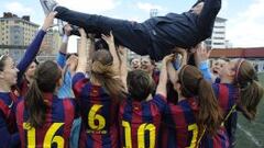 Las jugadoras del Barcelona celebran su cuarta Liga manteando a su entrenador, Xavi Llorens. 