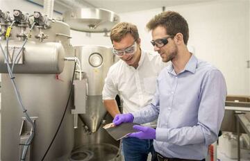 Jean de la Verpilliere, CEO de Echion Technologies, y Alex Groombridge, CT, con su nuevo material para baterías