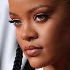 Rihanna causa sensación con una sensual foto en lencería de transparencias