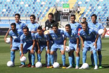 El equipo de O'Higgins posa para los fotógrafos antes del partido de primera división contra Universidad Católica.