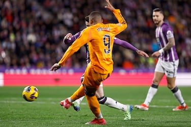 El líder golpea primero en Pucela. Tremenda la acción entre Mbappé y Bellingham, combinando una pared exquisita para superar el muro blanquivioleta, dejando el inglés al crack francés en el mano a mano, definiendo a la perfección ante Hein. Otro más de Kylian.