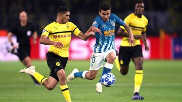 Achraf pelea un balón con Correa en el partido entre Atlético y Borussia.
