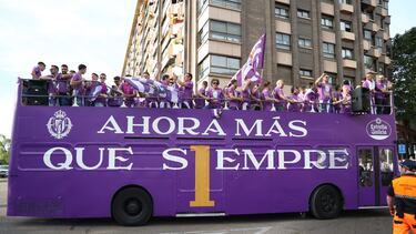 27/05/24 VALLADOLID
CELEBRACION ASCENSO PRIMERA DIVISION ALEGRIA AFICIONADOS SEGUIDORES AUTOBUS AUTOCAR