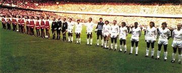 La marca alemana Adidas fue la primera que 'visti¨®' las mangas de las camisetas del Madrid... Y el estreno no pudo ser peor: la final de la Copa de Europa de 1981, en la que los blancos se med¨ªan al Liverpool. D¨ªas antes de la final, la empresa germana y el presidente blanco, Luis de Carlos, llegaron a un acuerdo para que los blancos luciesen camisetas de la marca de las tres hojas: el modelo inclu¨ªa tres l¨ªneas de un color morado suave en las mangas y en las bandas del pantal¨®n. Adem¨¢s, luc¨ªa el logotipo de la marca alemana en el pecho a la derecha, al lado contrario del escudo. Sin embargo, estuvo tapado con esparadrapo al estar prohibido por la UEFA la presencia de elementos publicitarios en las el¨¢sticas.