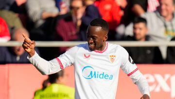 Lukebakio celebra su gol con el Sevilla en Girona.