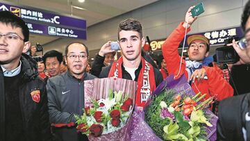 Oscar, a su llegada al aeropuerto de Shanghai.  