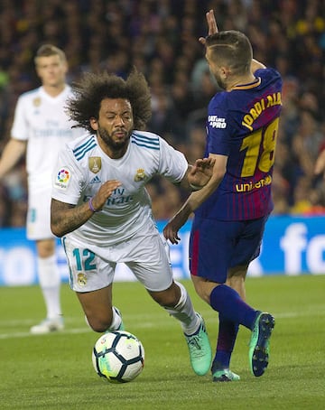 El VAR avisaría al colegiado para que revise la jugada, siempre que el balón no esté todavía por el área o cerca, esperando a revisar la jugada en una parada momentánea o cuando el balón esté lejos de la áreas.