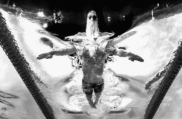 El nadador inglés Adam Peaty compitiendo en la final de los 100 metros braza en el tercer día de los Juegos de la Commonwealth Gold Coast 2018 en el Optus Aquatic Center en Australia. (Imagen convertida a blanco y negro). 